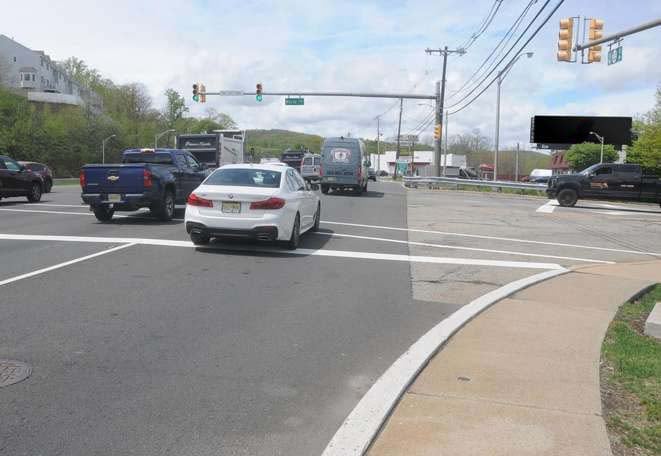 Rt 23 1.5 mi W/O I-287 E/S F/SE Media