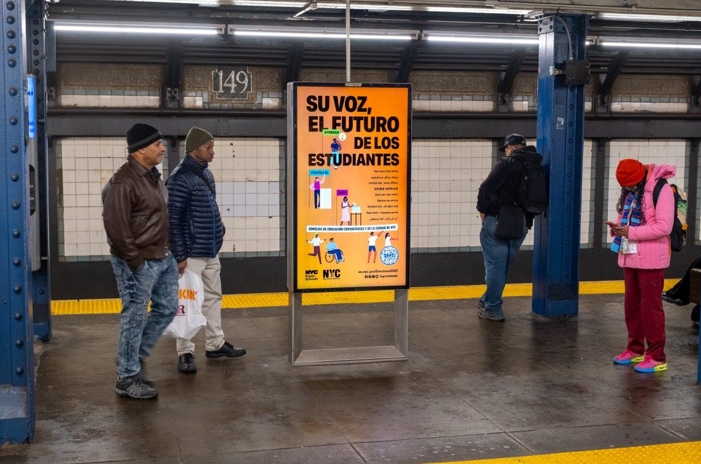 Steinway Street (M,R) / 12 screens Media