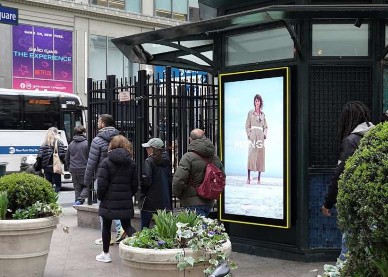 GREELEY SQ - 32nd & 6th AVE F/S Media