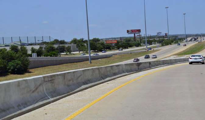 5197 US 290 W 25 ft E/O Roadrunner Ln SS Media