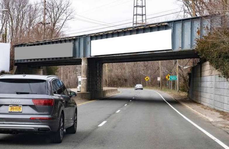 Location photo for Harbor Ct E near East Hills Surgery Center (Roslyn)