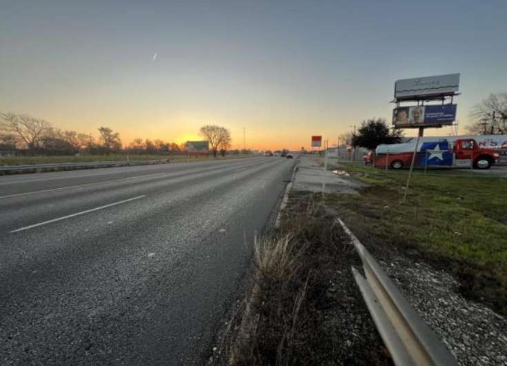 W/S HWY 6, .4 MI S/O JCT 79W F/N BOTTOM