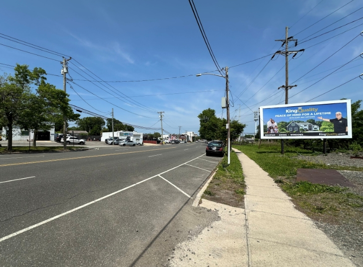Syosset: on Underhill Blvd & Tredwell Ave, facing south