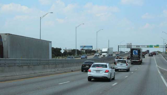 I-35 S 335 ft N/O Woodland Ave WS Media