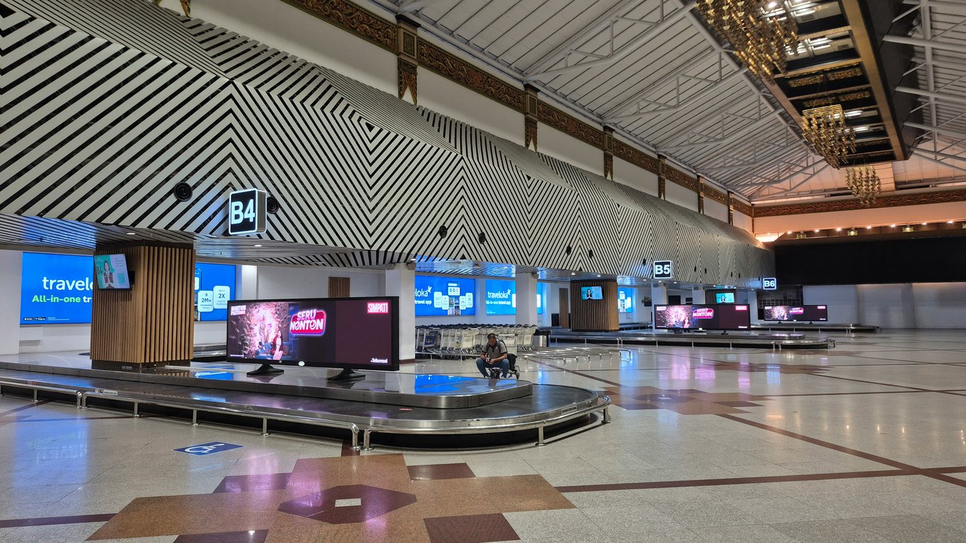 Baggage carousel advertising with multiple digital signs around conveyor belt