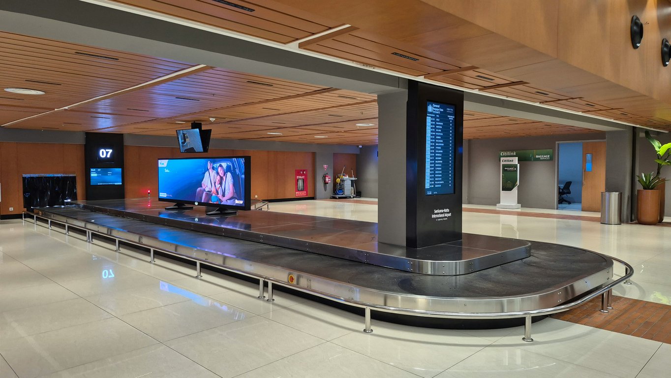 Baggage claim advertising in out-of-home (OOH) advertising