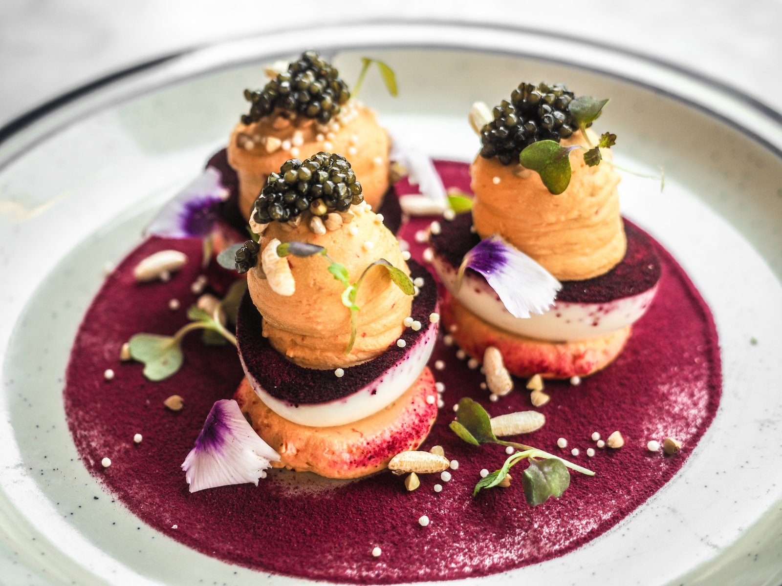 Oeufs mimosa au caviar, présentation gastronomique