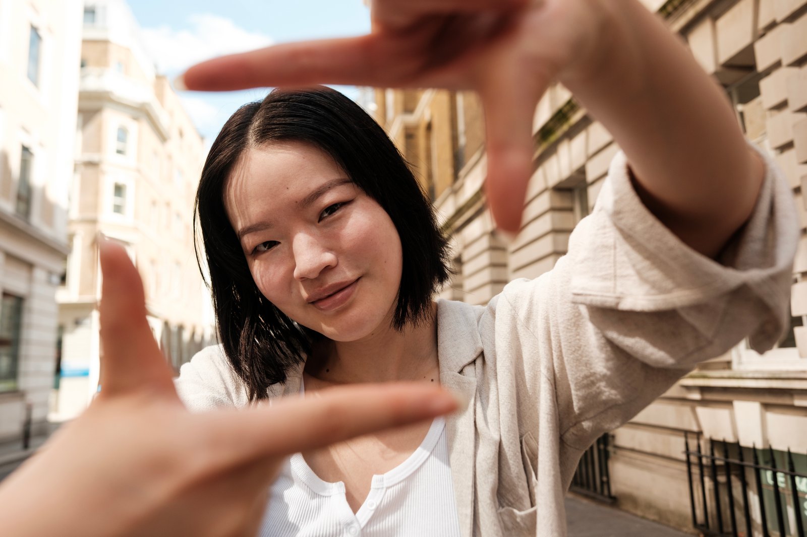 Femme qui encadre sa vision créative