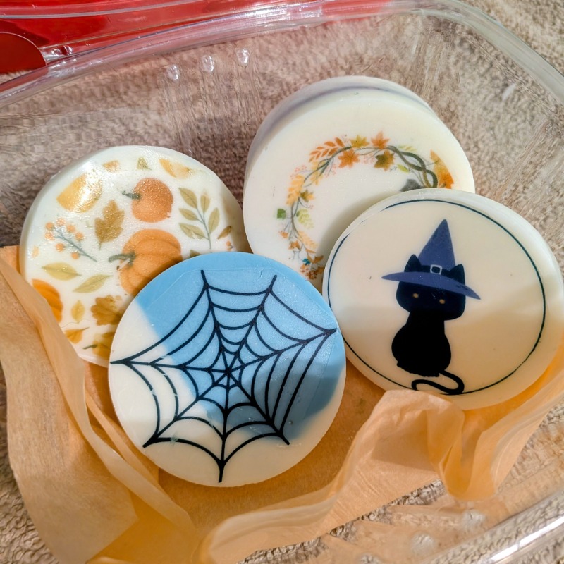  chocolate covered oreos w/custom edible design