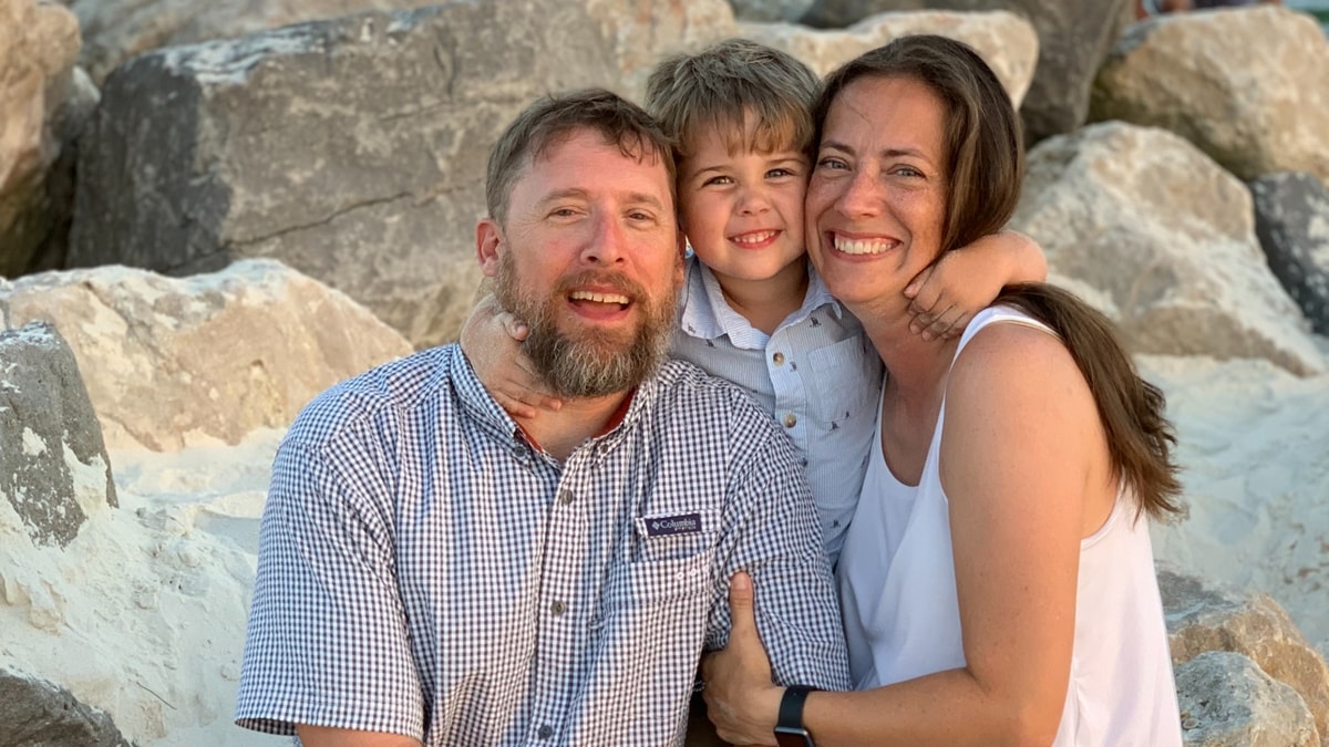 kenny oliver and stephanie family photo at beach
