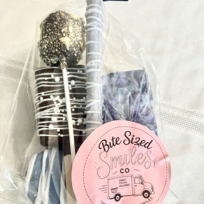 Custom Treat Bag with assorted dipped treats from Bite Sized Smiles Co. Fishers Indiana