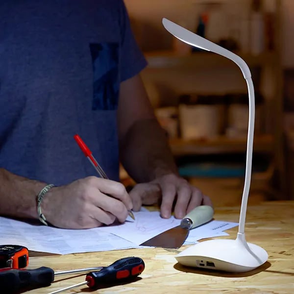 Candeeiro LED Portátil e Recarregável, 3 Níveis de Luminosidade, Rotação 360º – Iluminação Flexível e Carregamento USB de Android