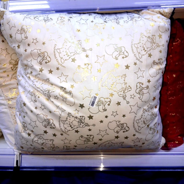 Almofada de luxo com detahes dourados