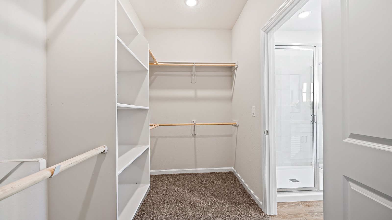 Villa5_OwnersWardrobe2