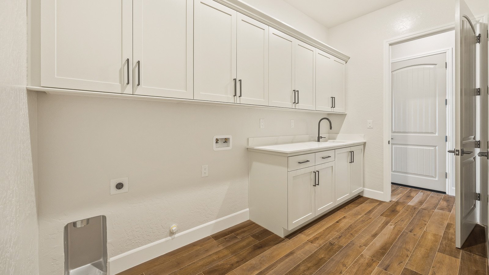 Benton_LaundryRoom1