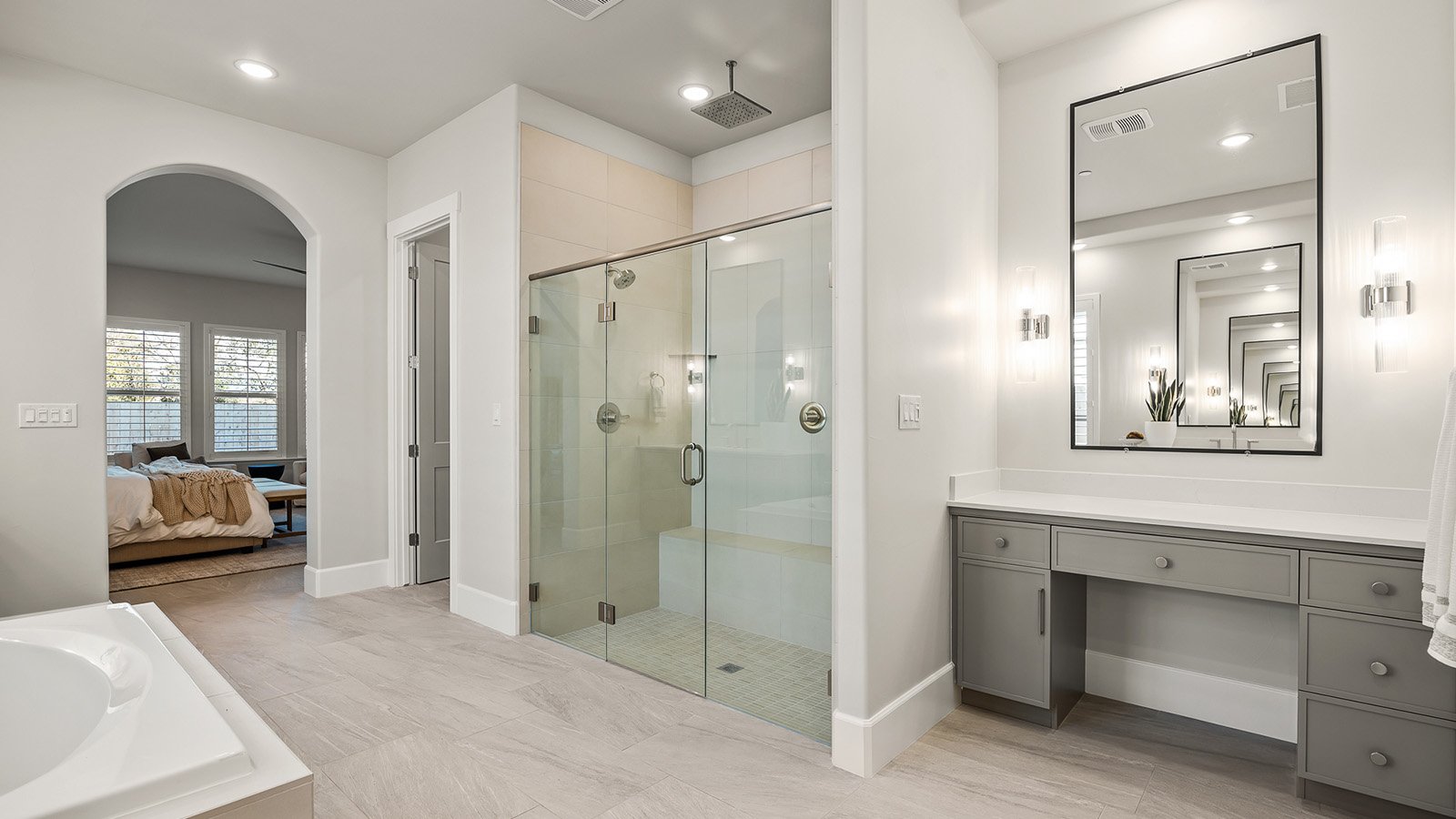 6389_Lot3_OwnersBath02