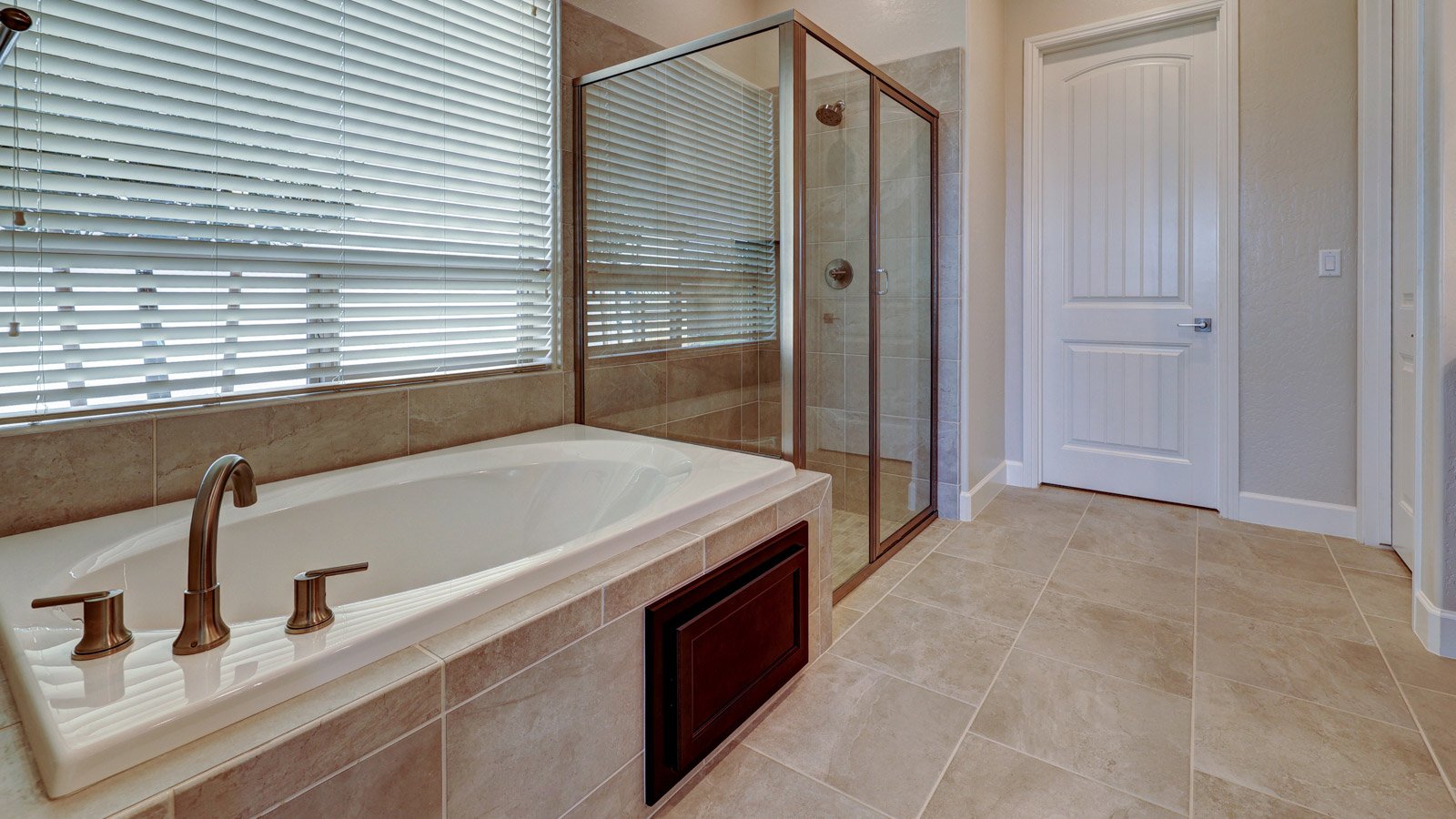 Owners_Bathroom_2_1600X900