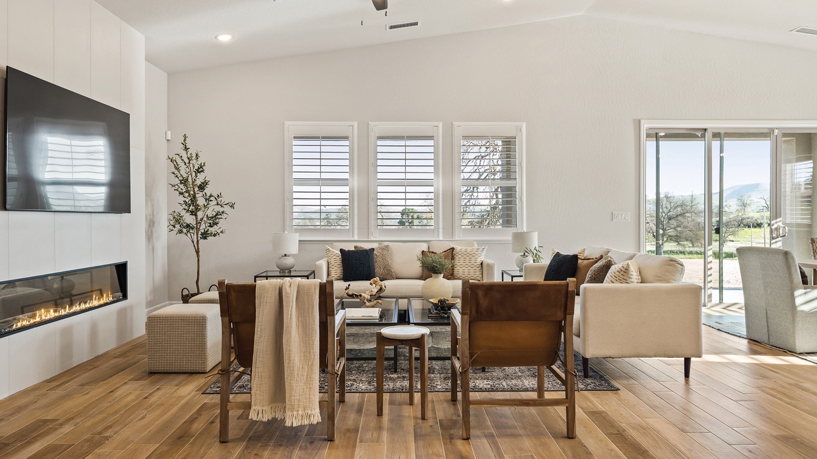 Benton_GratRoom3