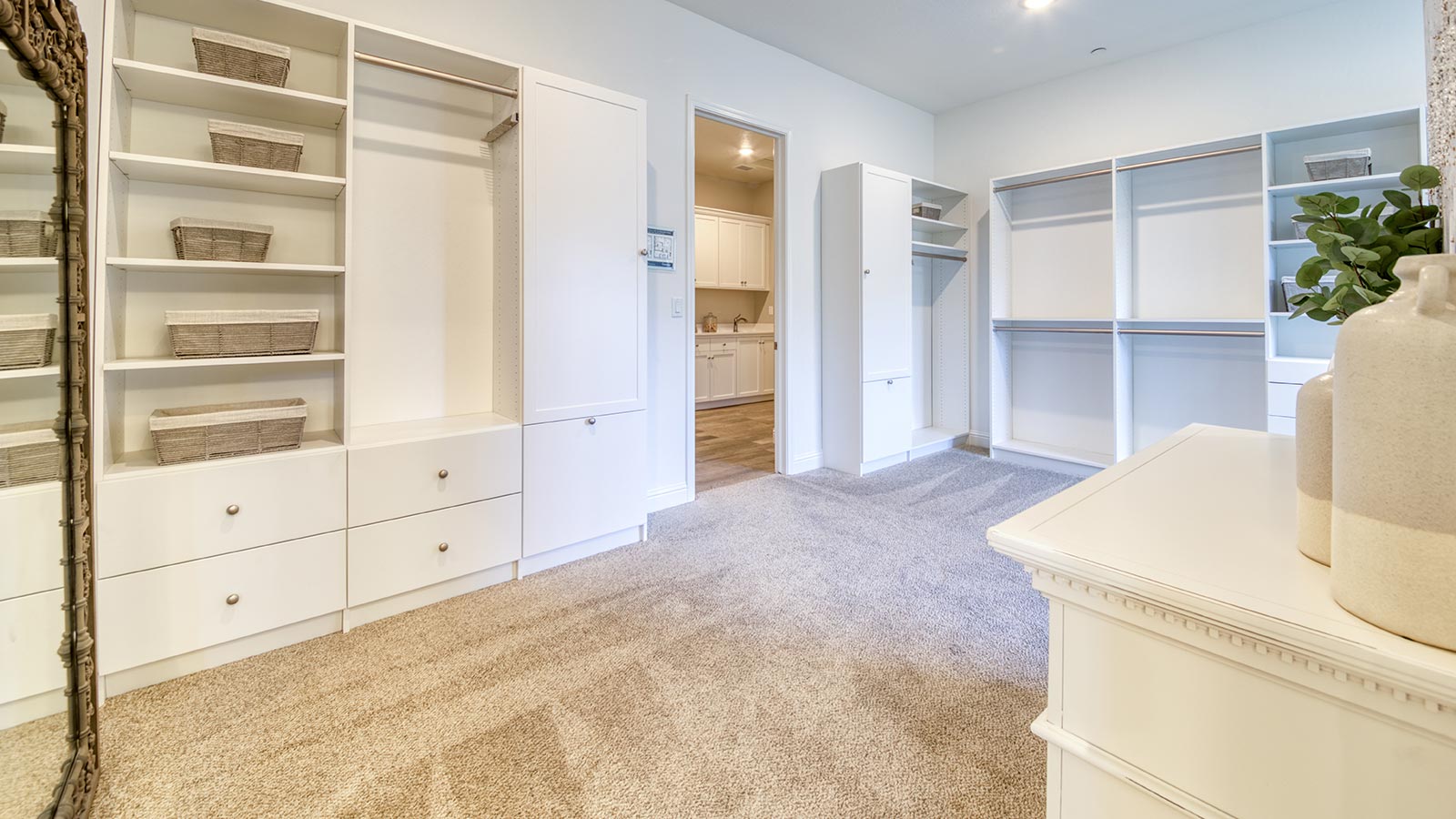34_Bella_CRR_ExtendedCloset