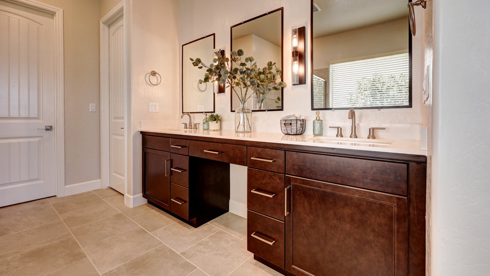 Owners_Bathroom_1_1600X900