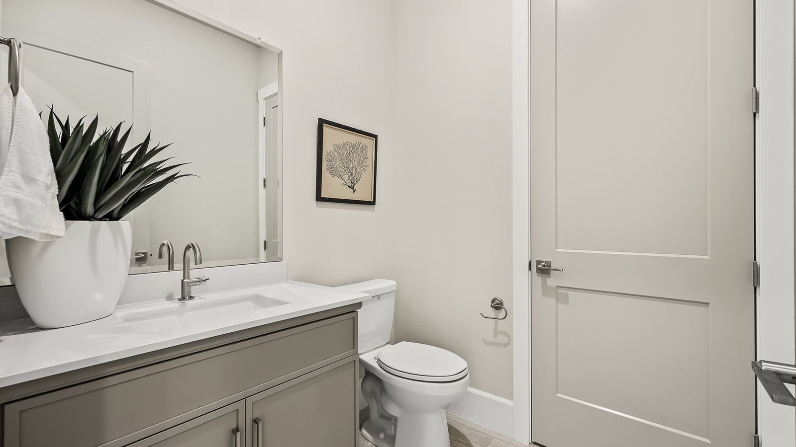 6389_Lot3_PowderRoom