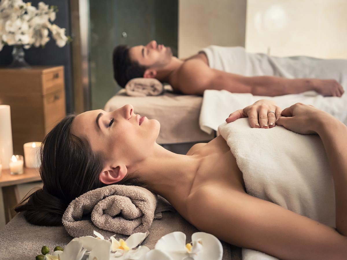 pärchen genießt Spa-Massage