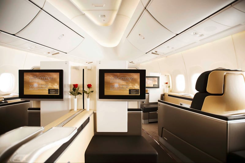 Reisen mit Stil! Die First-Class-Kabinen der Lufthansa und unsere diskreten Escort Models lassen keine Wünsche unerfüllt.