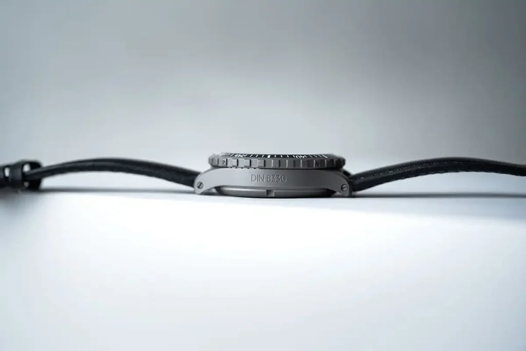 laco-fliegeruhr-hamburg-din-8330-862164-case