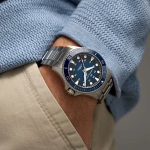H82505140 wrist shot