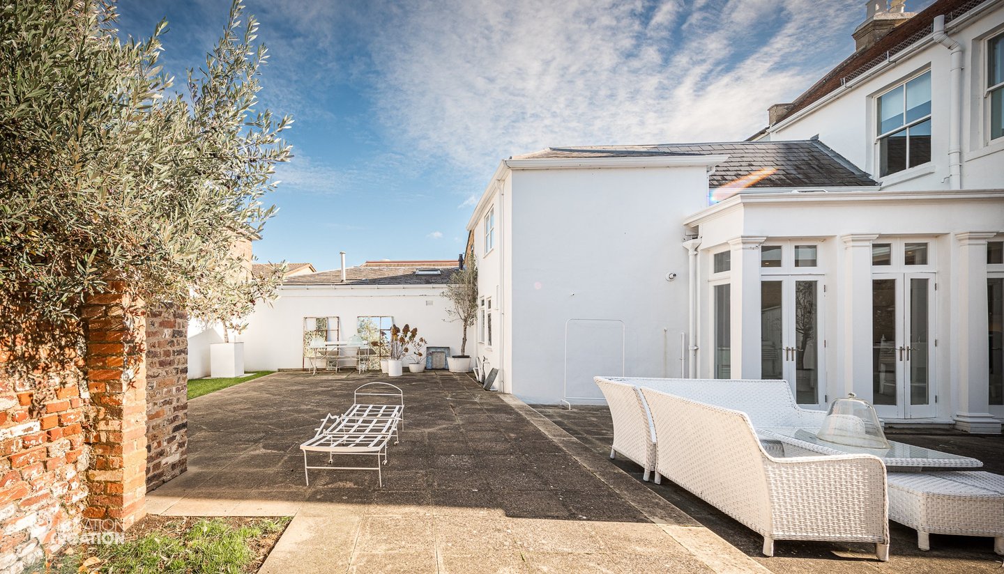 Location CreationWillow Houseexterior