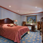 Location CretionEarls Court Paradisemain Bedroom