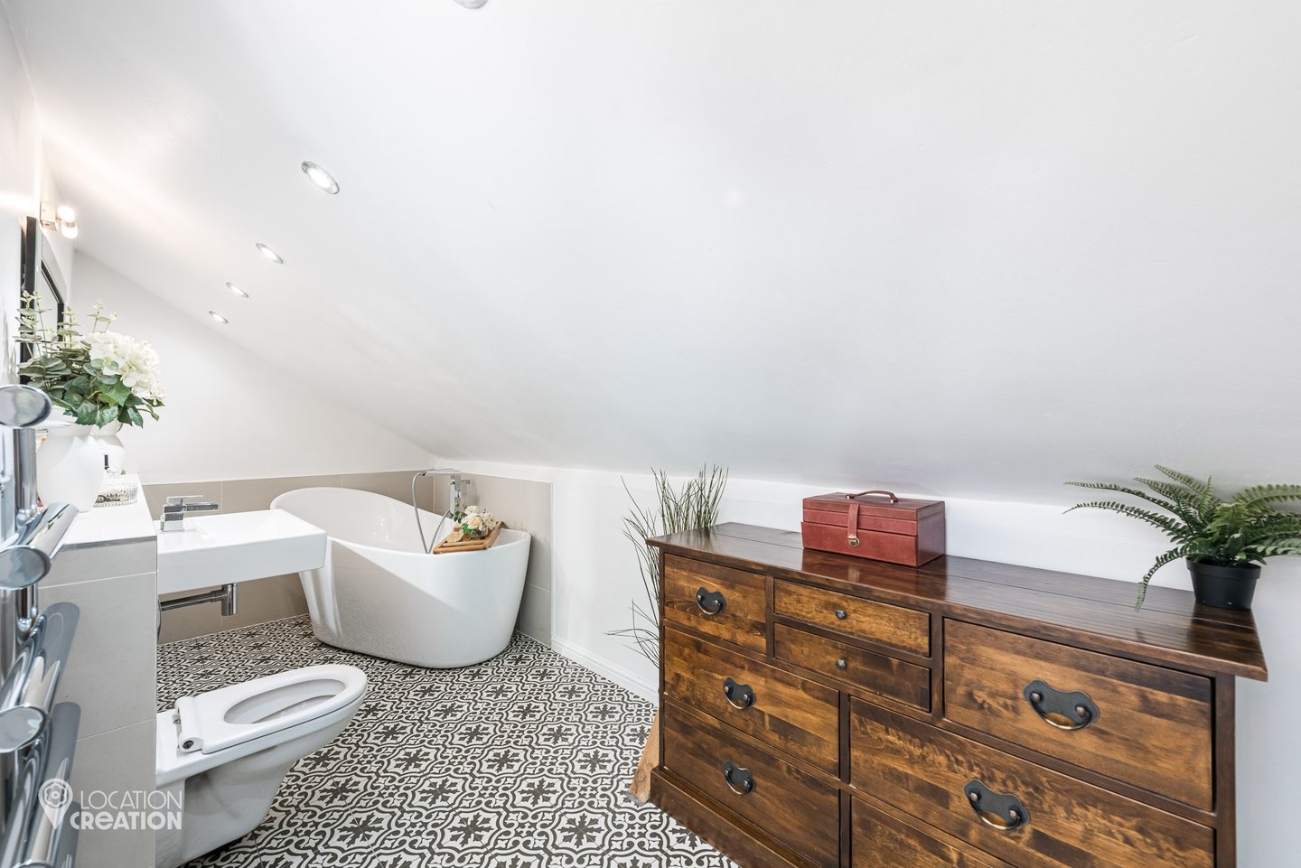 Black Barn CMbathroom