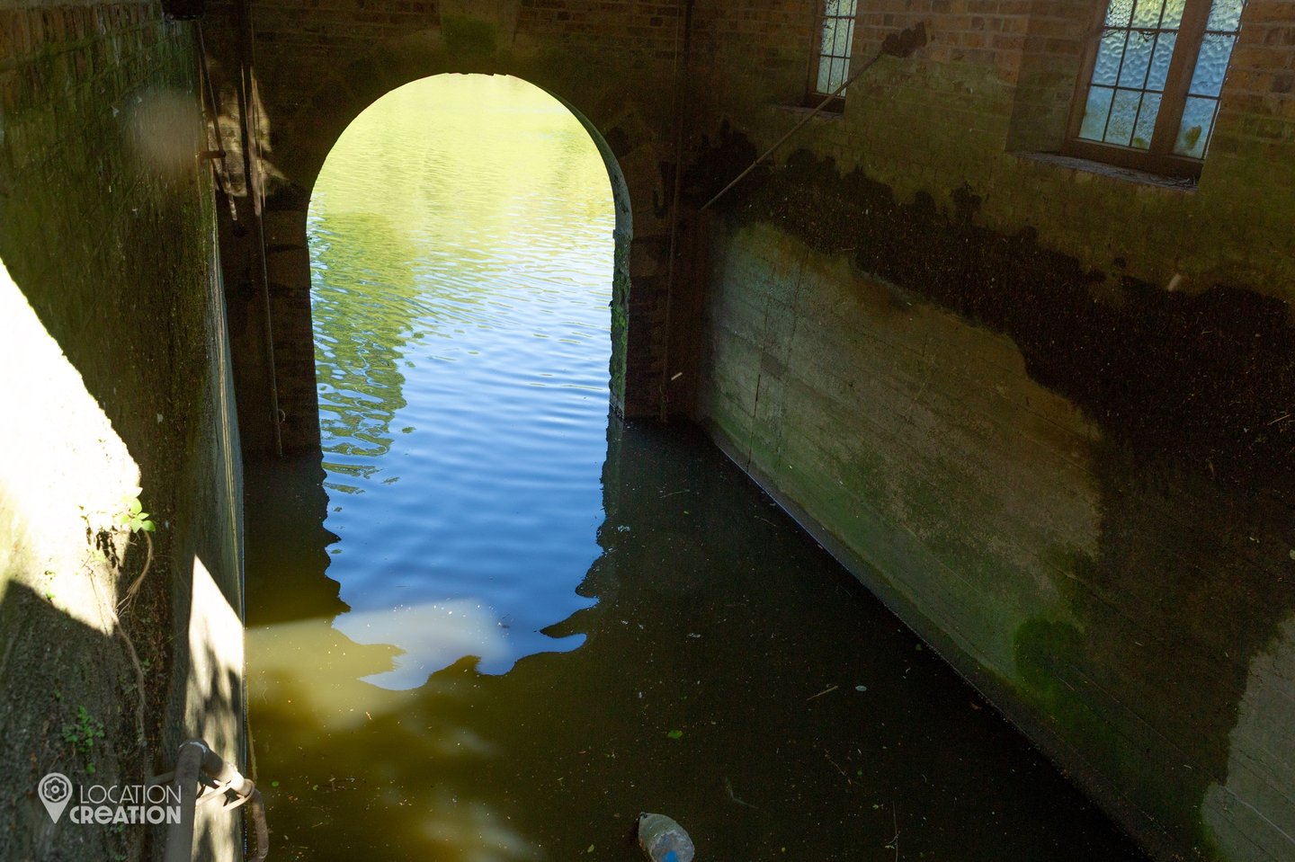 Location CreationRiverside HouseBoatway