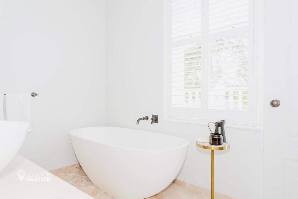 Location CreationLocation CreeksideBathroom Tub