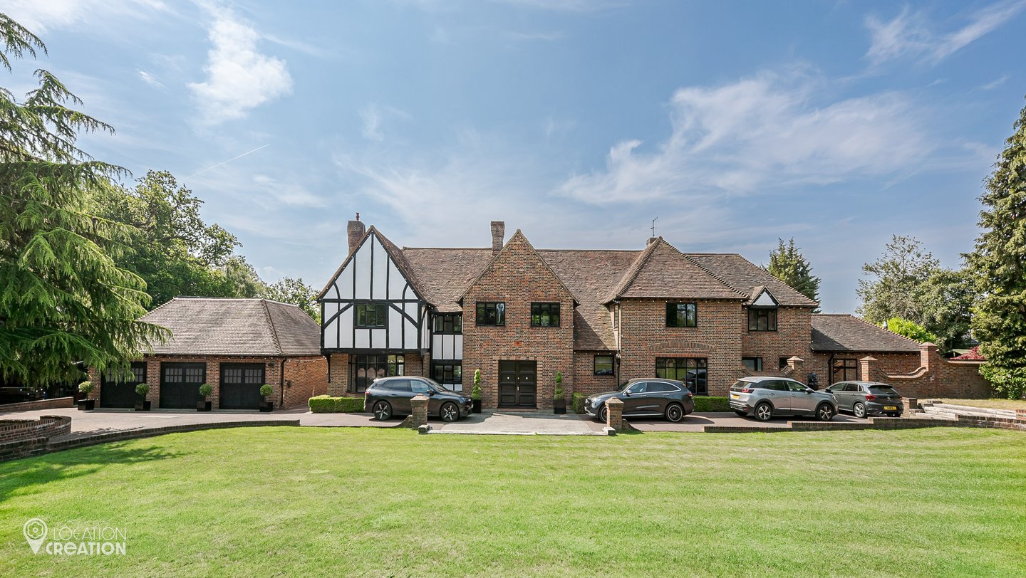 Location Creation Bishops Walk Front Of Prop