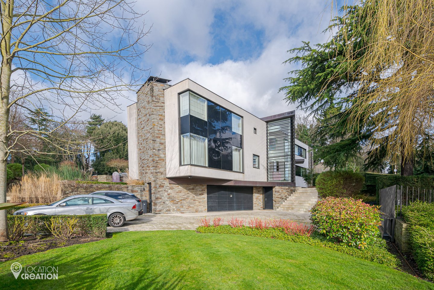 Location Creation Kingston Glass Front Of Prop