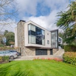 Location Creation Kingston Glass Front Of Prop