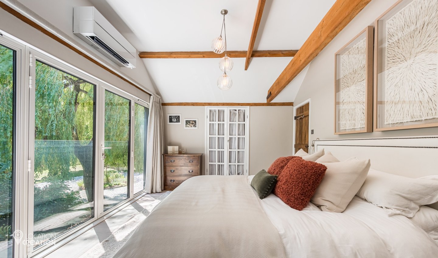 Black Barn CMbedroom Alt