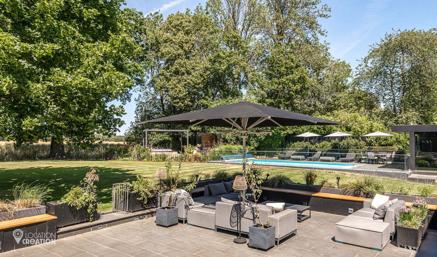 Location CreationBlack Barn CMoutdoor Dining