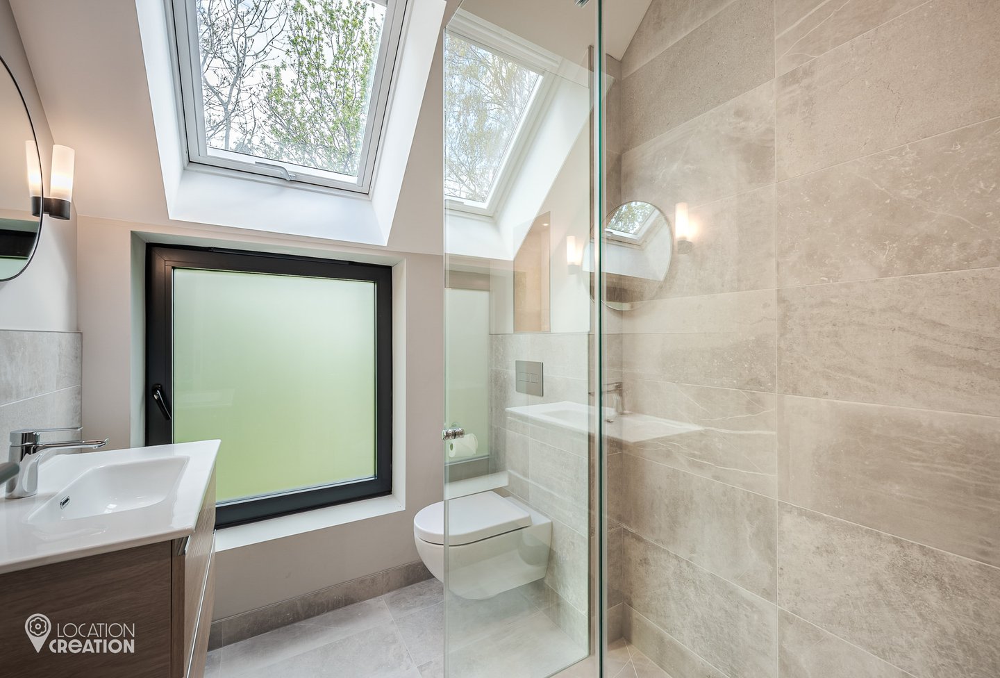 Location Creation Links Green Bathroom