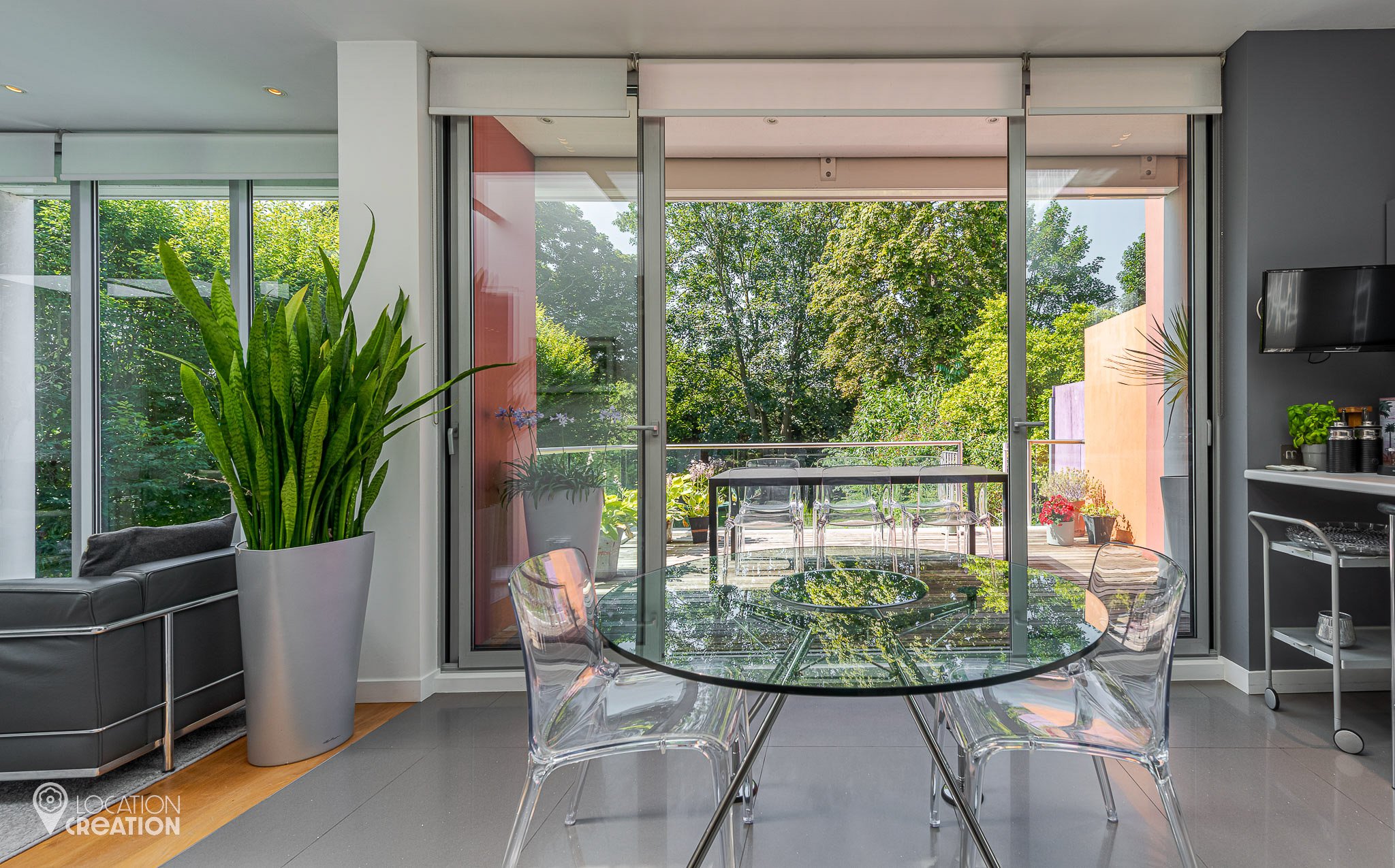 Location Creation Melrose House Circle Table