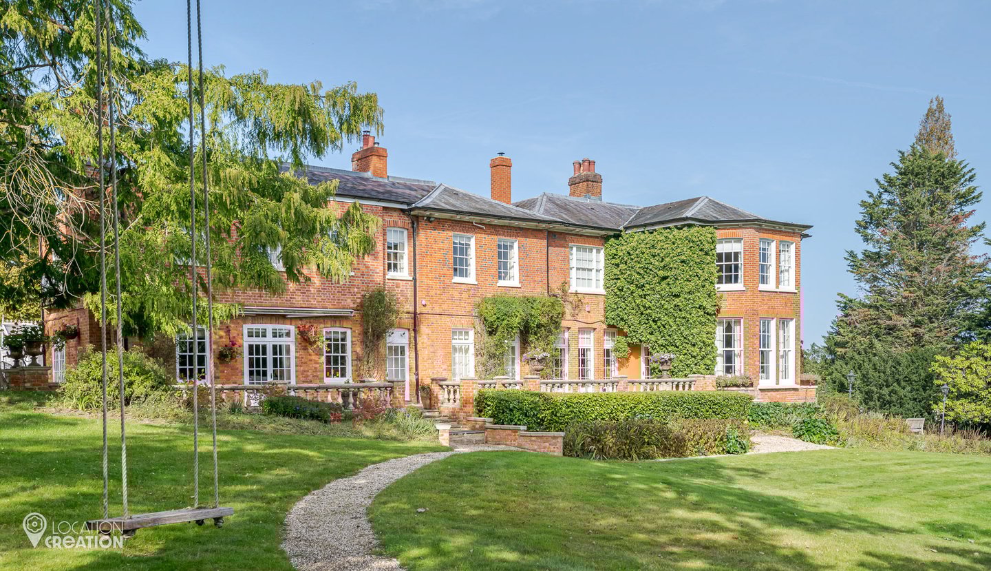 Location Creation Binfield Court Front Of Prop