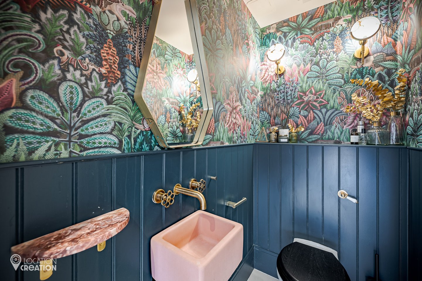 Location Creation French House Loo