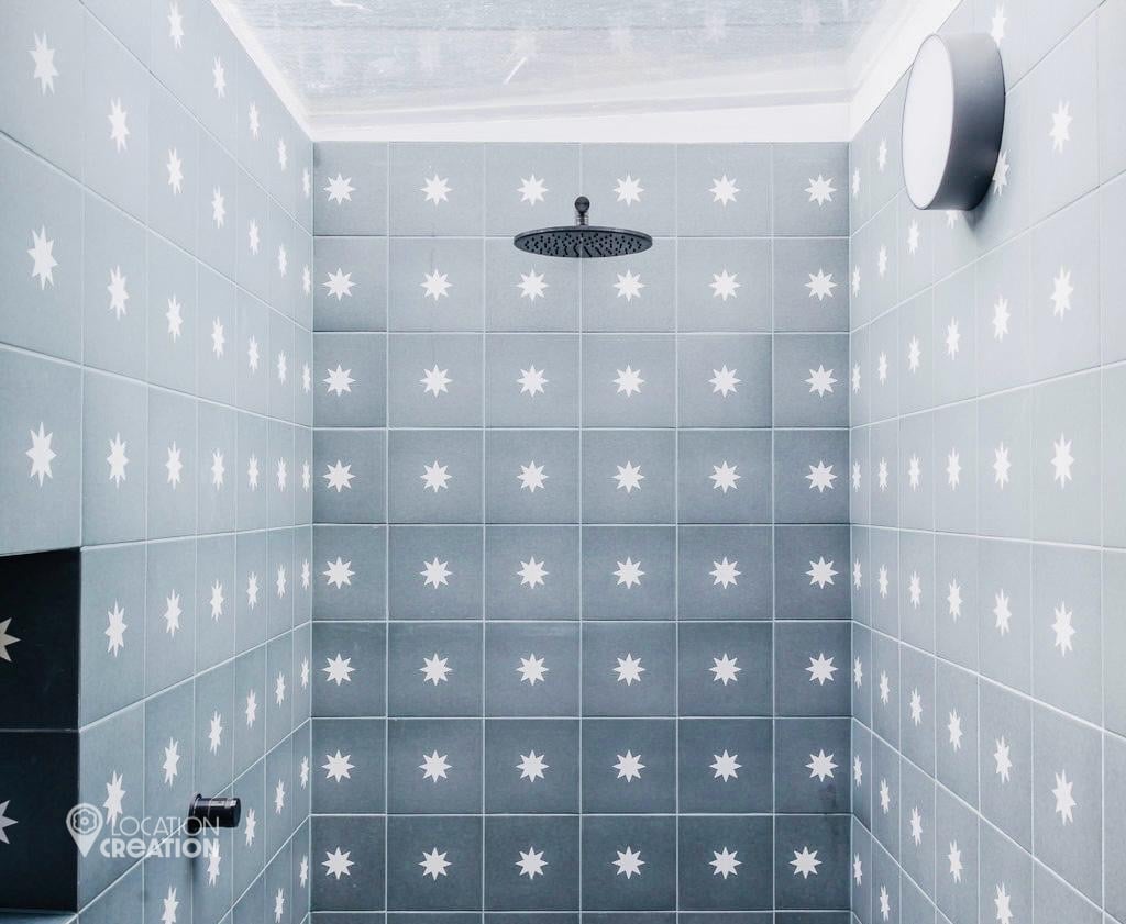 Location CreationLocation CreeksideBlue Shower