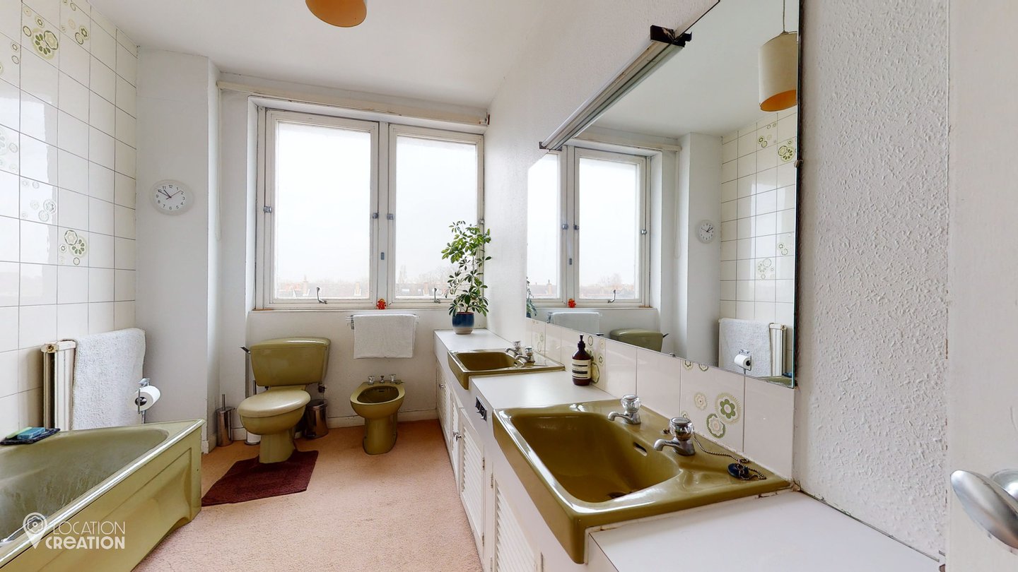 Location Creation Deerhurst Avocado Bathroom