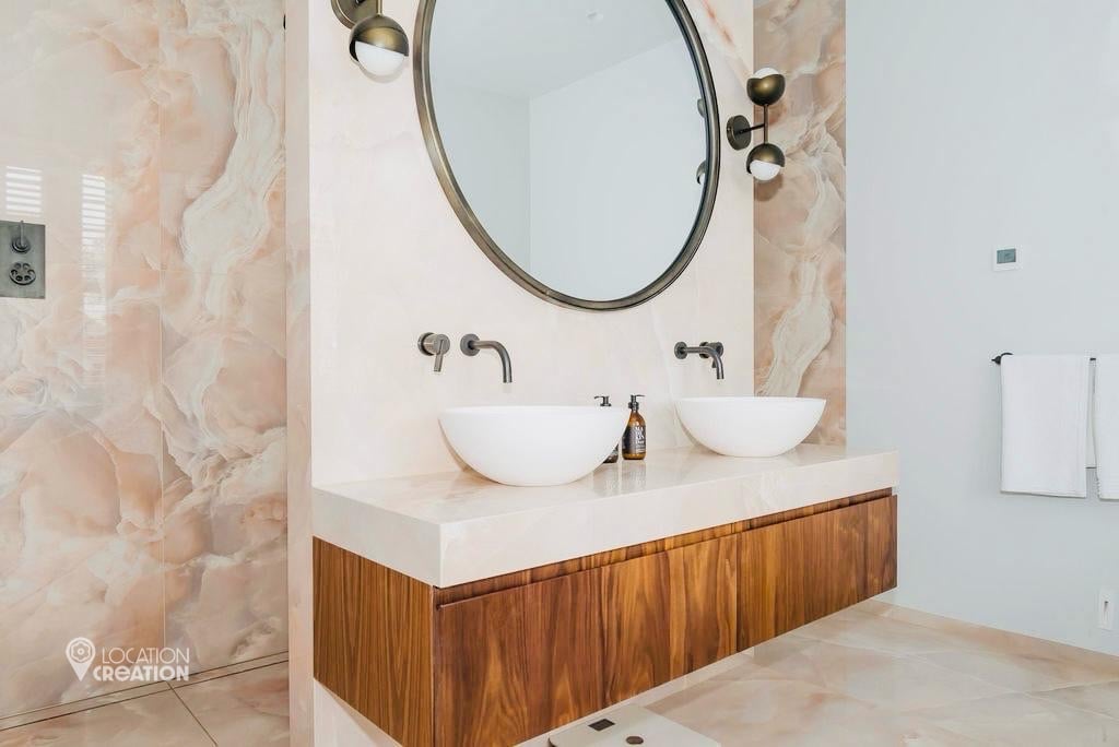 Location CreationLocation CreeksideBathroom