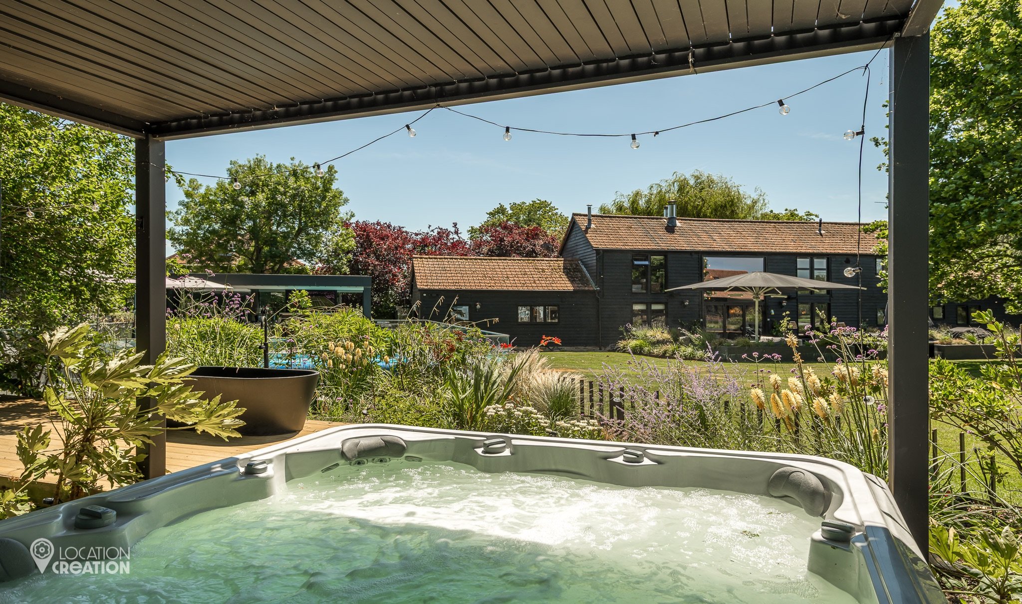 Location CreationBlack Barn CMhot Tub
