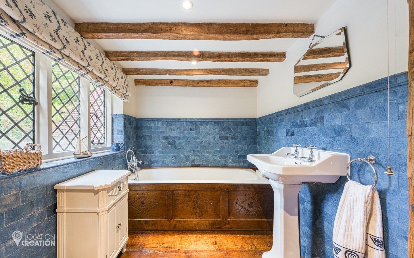 Location CreationLake Housebath