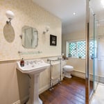 Location CreationLake Houseshower Room