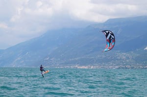 Kiteboarding in Lake Garda, Italy - photo by Kiteschool.it // Kiterr.com